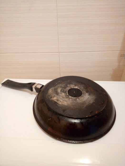 Продам большую сковородку с крышкой.