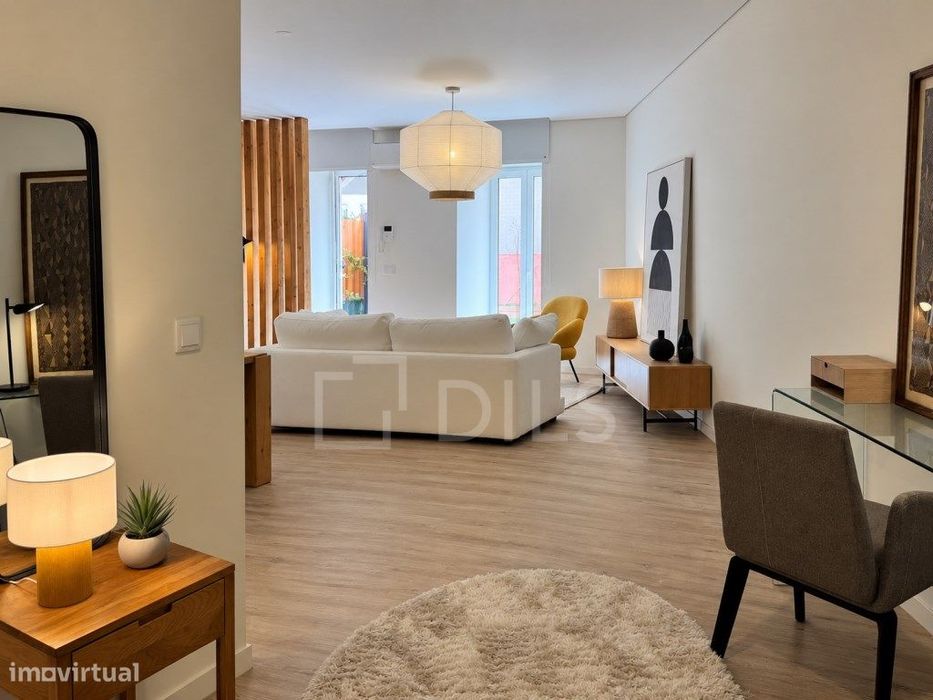 Apartamento T1, mobilado, com terraço e 1 lugar de estacionamento