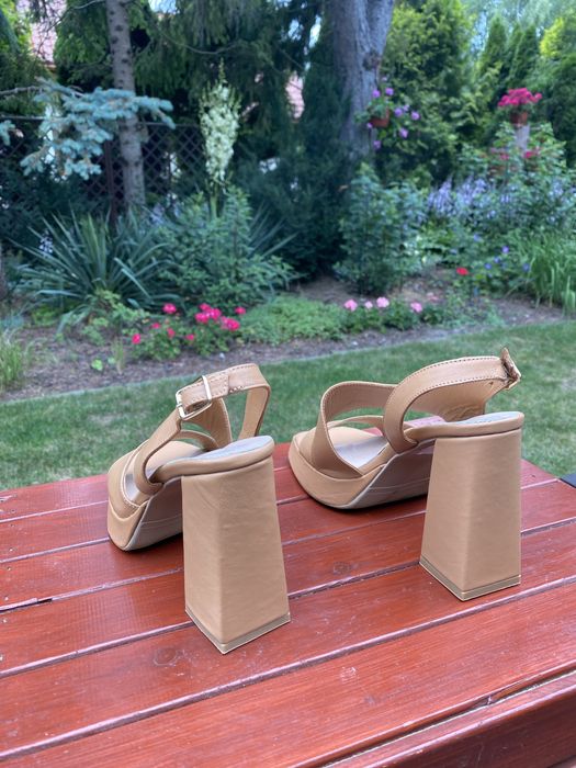 Sandały skórzane beżowe na platformie rozm. 35, obcas 10,5 cm