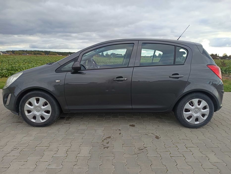 Opel Corsa D Bezwypadkowa 100 % Nowe opony Oryginał   Prywatna