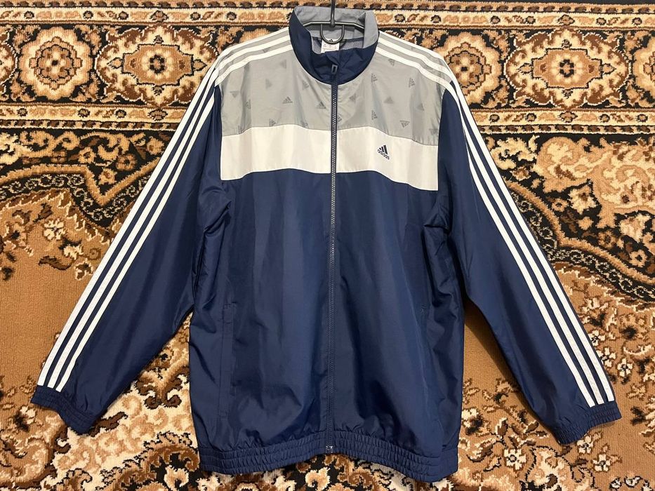 Вітровка adidas.