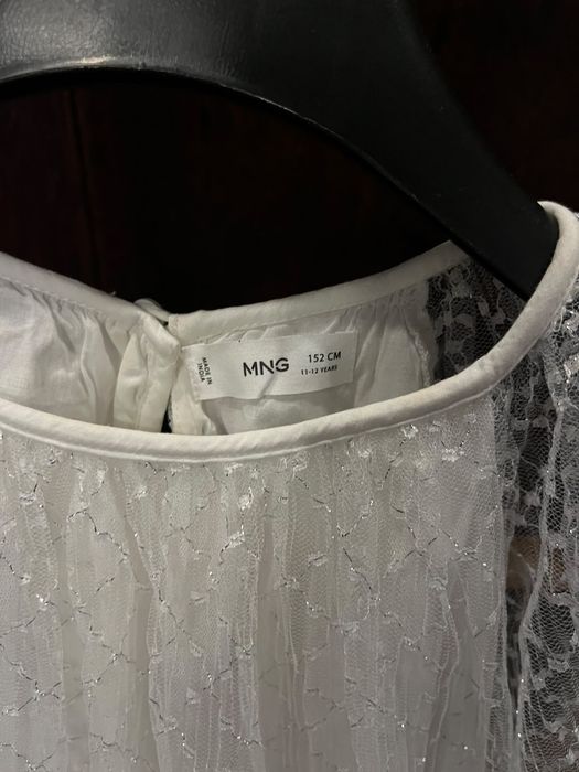 Vestido branco com brilhantes da Mango