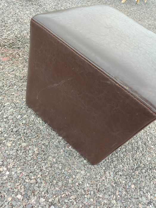 Puffs em pele castanha