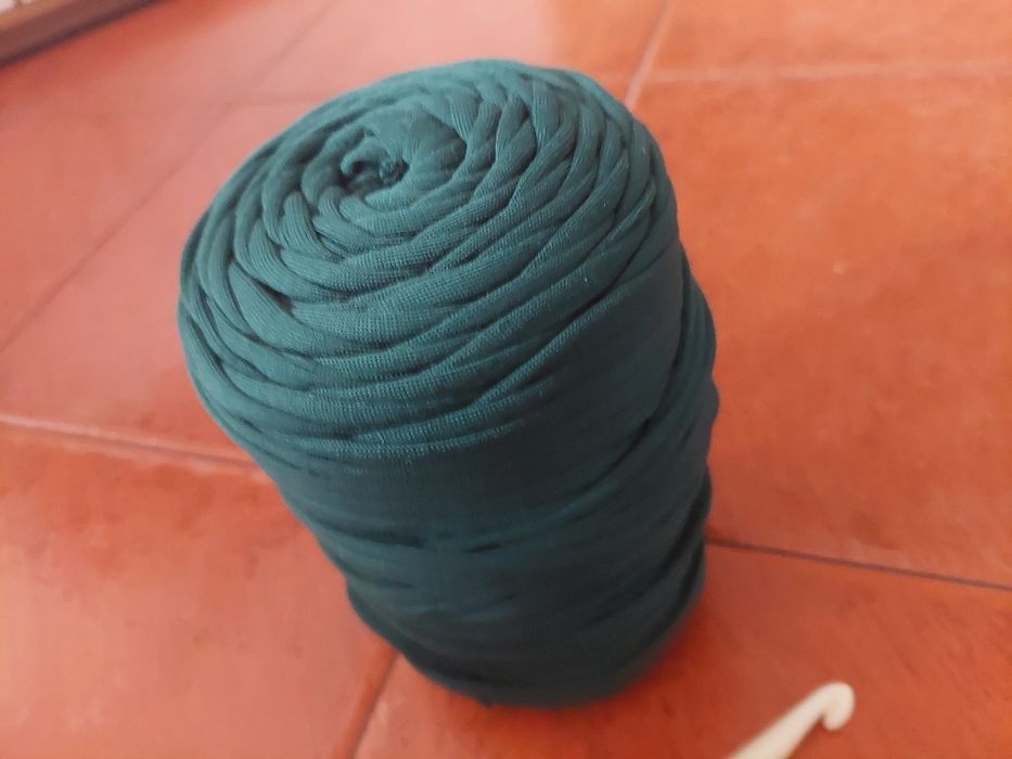 Rolo de fio + duas agulhas