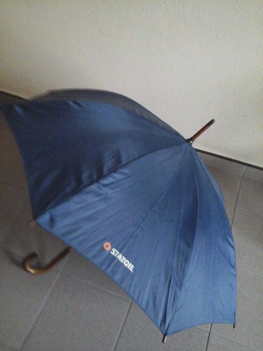 parasolka niebieska rozkładana ze szpikulcem