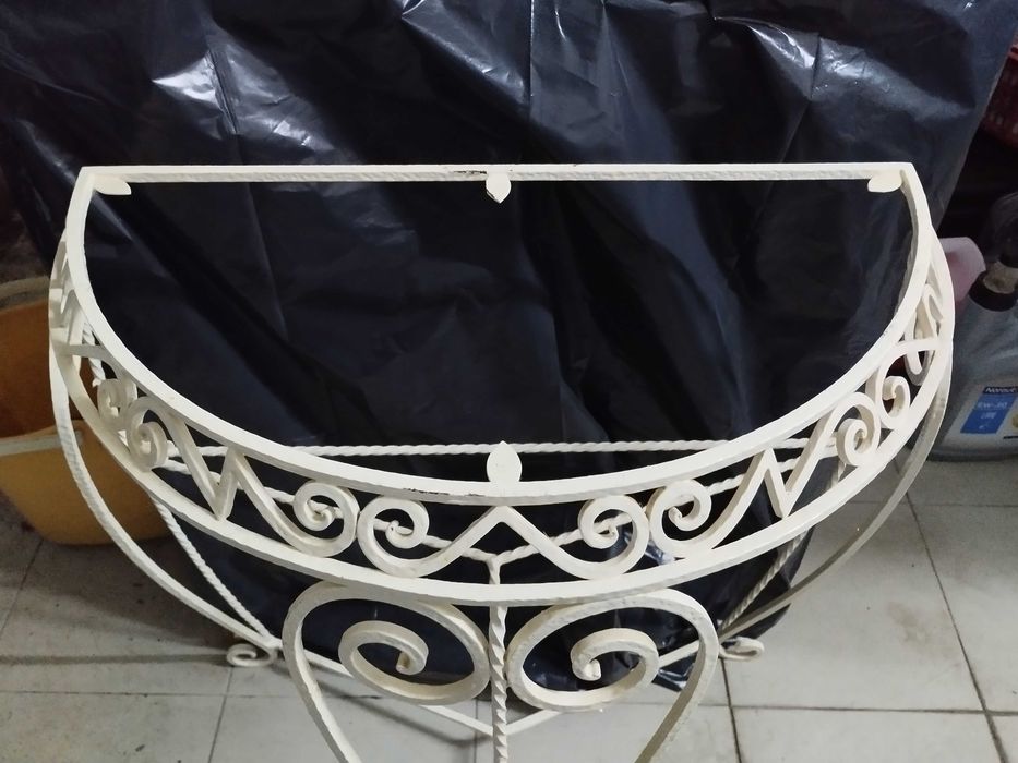 Mesa e chapeleira em ferro forjado