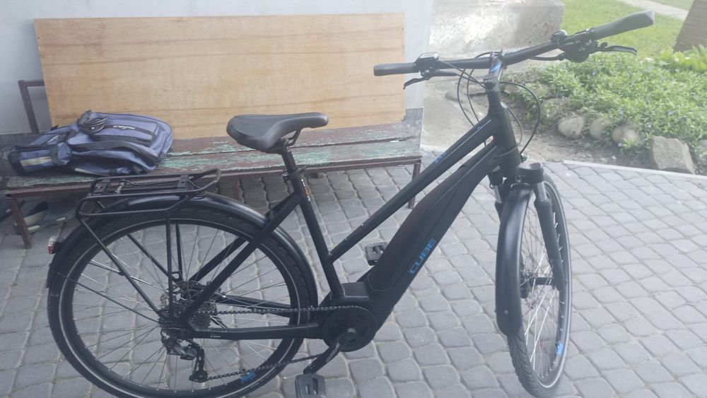 Електровелосипед cube