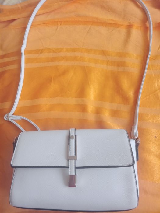 Продам  новые  кожанныее сумочки. И кожанний портфель