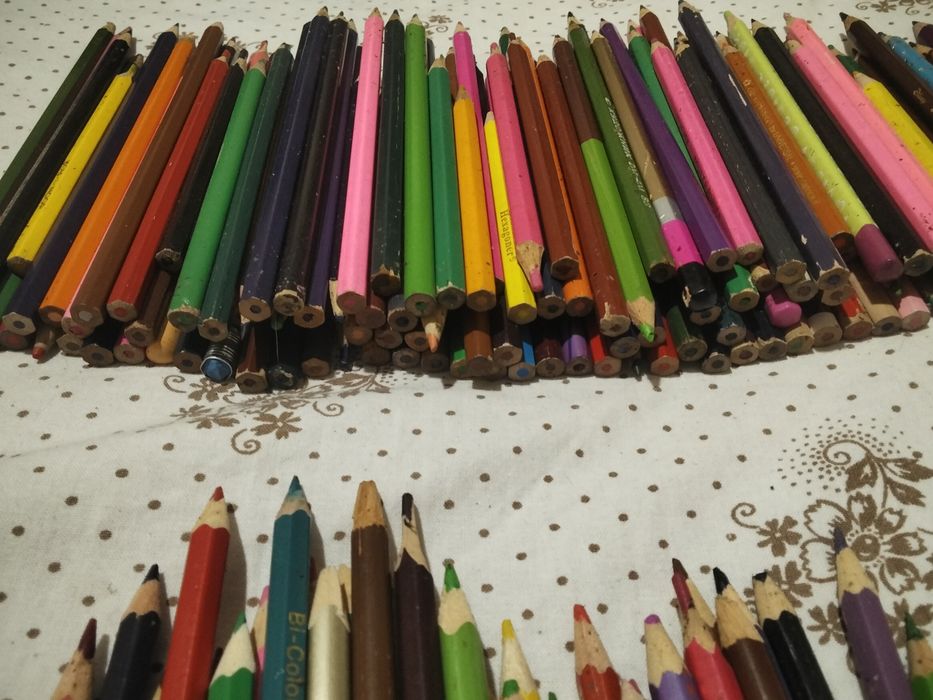 Канцелярія олівці ручки лінійка гумка обкладинка файли папір А4