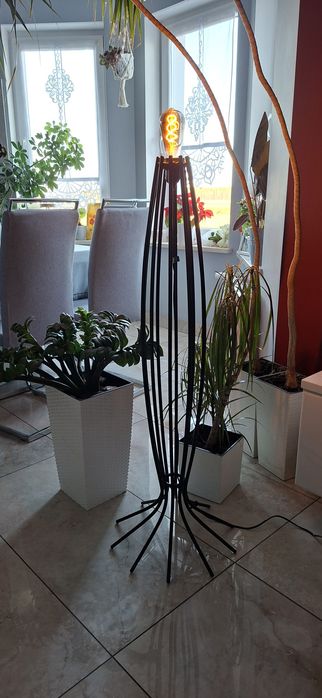 Lampa stojąca podłogowa loft wystrój restauracji