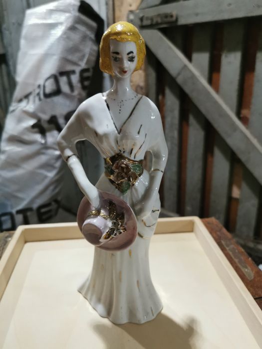 Figurka porcelana kobieta