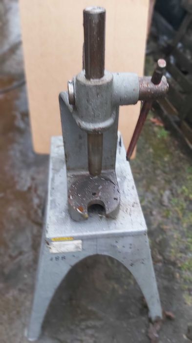 Prasa Bison ze stolikiem w bardzo dobrym stanie