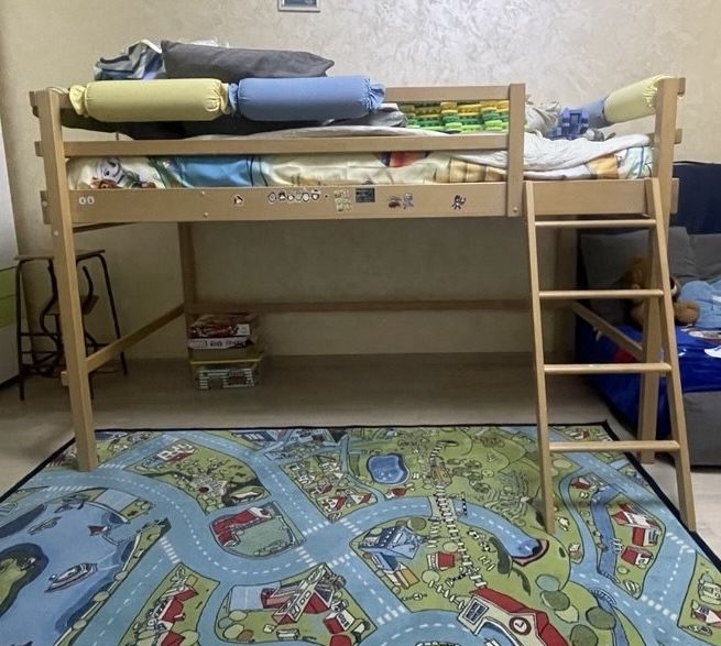 Дитяче деревʼяне ліжко