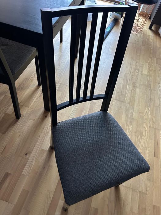 Cztery krzesła , widać ßlady użytkowania , odbiór osobisty
