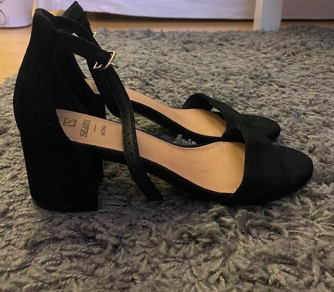 Sapatos de salto alto