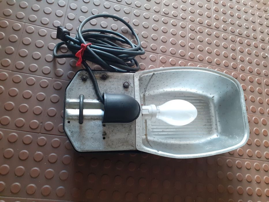 Projetor em alumínio com aplicação em tubo ou tripé, em bom estado.