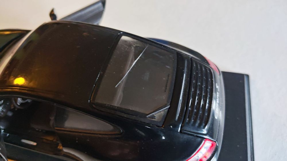 Maisto 1:18 Scale Porsche 911 Carrera S