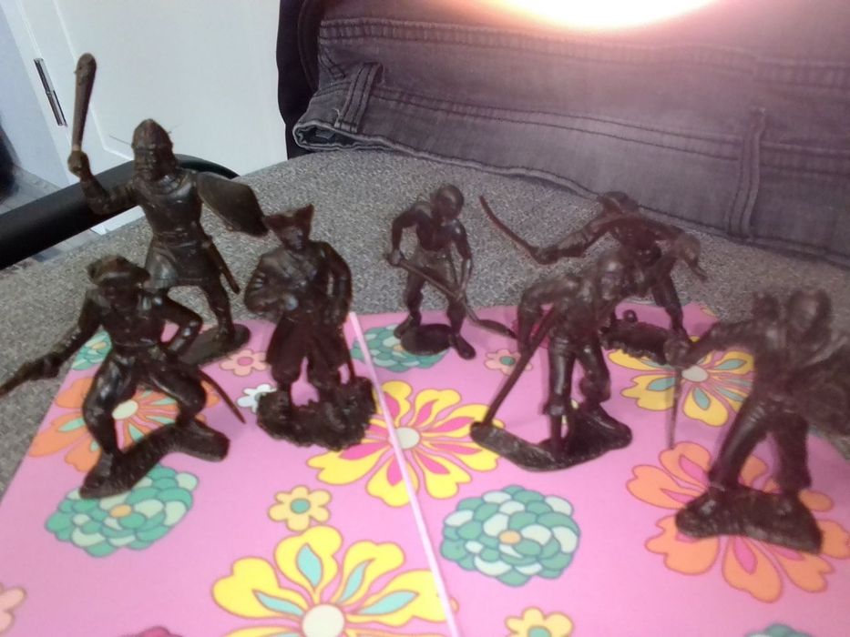 Пластмассовые фигурки пиратов и индейцев