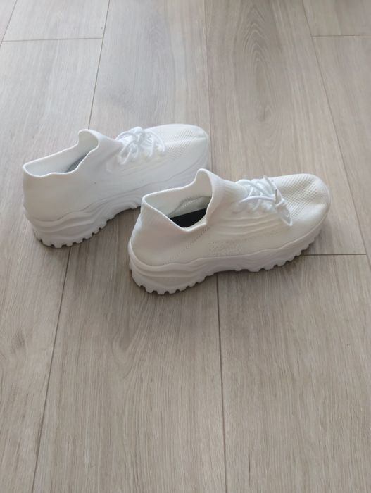 Białe lekkie buty