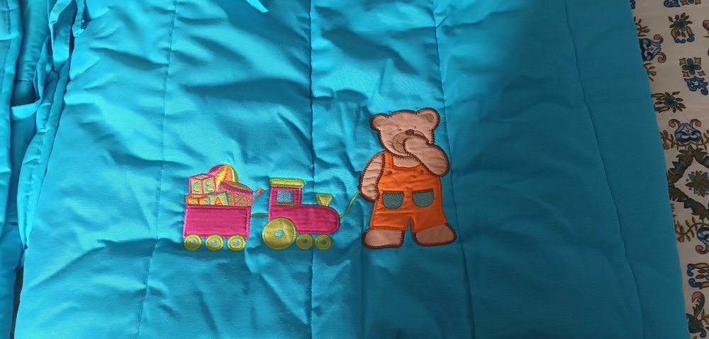 Colcha e resguardo lateral de berço