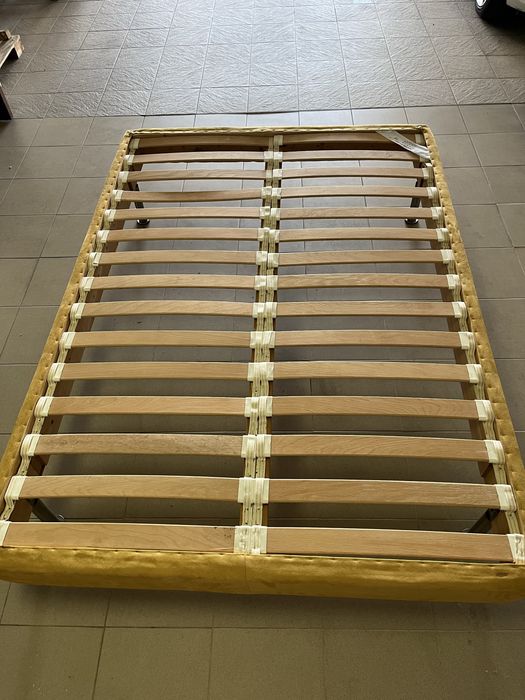 Cama “ Somie “ forrado com tecido/veludo com cabeceira extra com