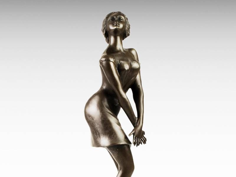 Escultura de bronze - Mulher de vestido