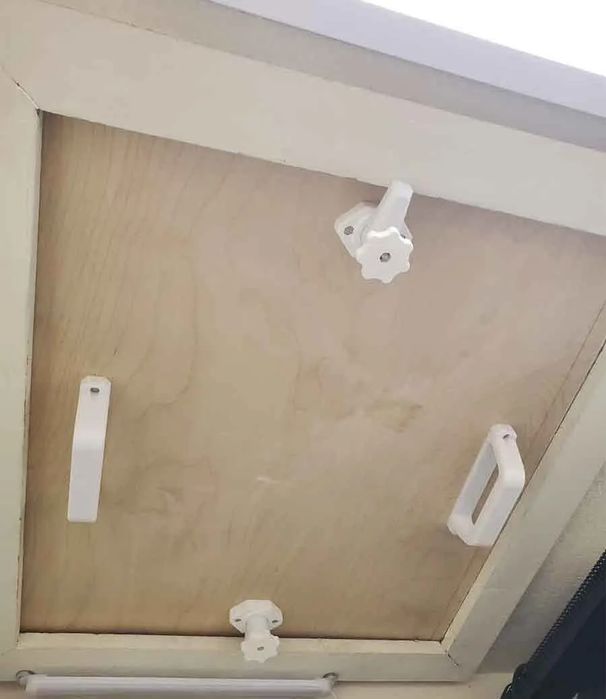 Puxadores e Fechos para Porta de Sótão Isolada