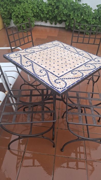 Conjunto de mesa e cadeiras de ferro com duas poltronas