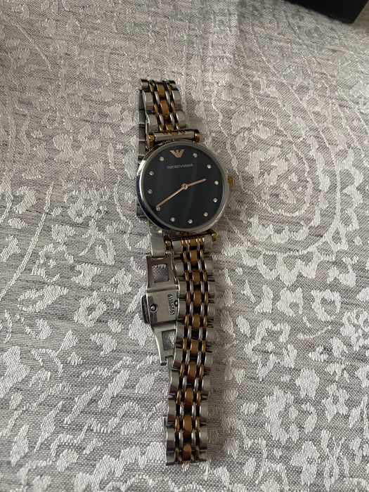 Жіночий годинник Armani.