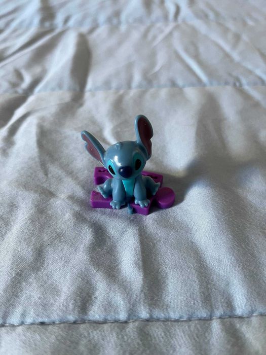Figura Stitch Disney 100 com peça de puzzle roxa