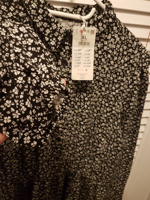 Sukienka koszulowa w drobne białe kwiatki Cropp XL