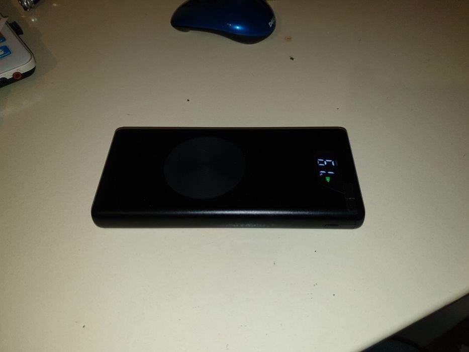 Powerbank z bezprzewodowym ładowaniem.