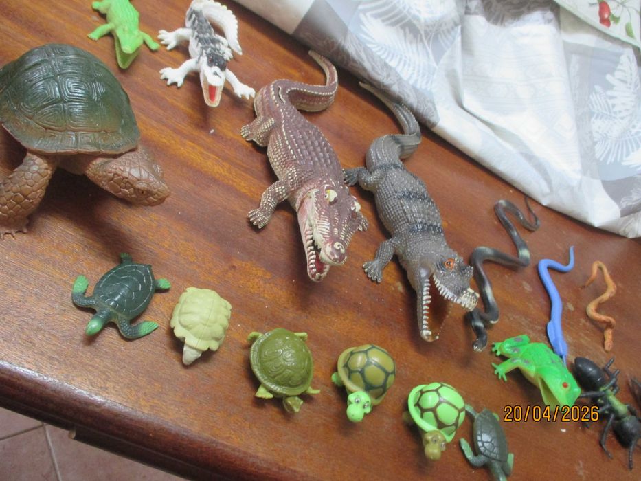 18 figuras de repteis e insectos