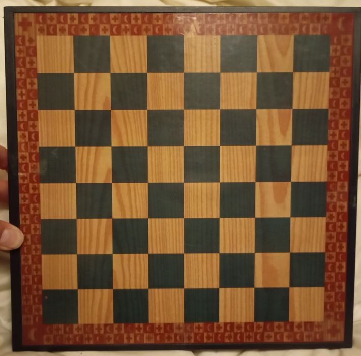 Tabuleiro de damas com peças em metal e tema de mouros vs cristãos