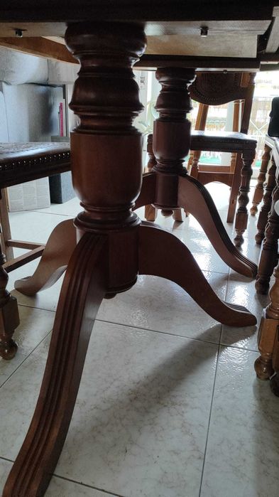 Mesa de madeira extensível com cadeiras