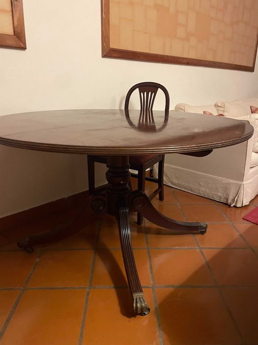 Mesa redonda, extensível, 1 metro e 30cm de diâmetro.