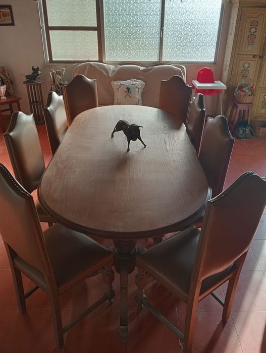 Mesa e cadeiras de refeição