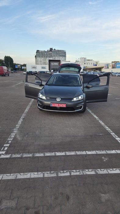 Volkswagen e-Golf 2017 — електромобіль у чудовому стані