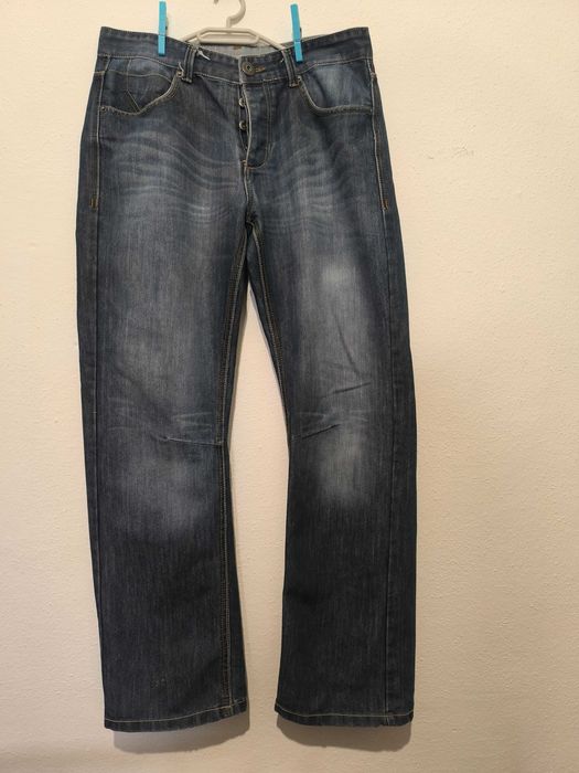 Calças de ganga azuis da marca Kangoroo Poo em bom estado.