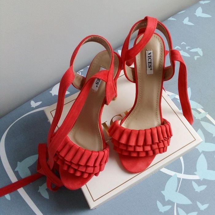 Koralowe wiązane sandałki Vices rozm. 36