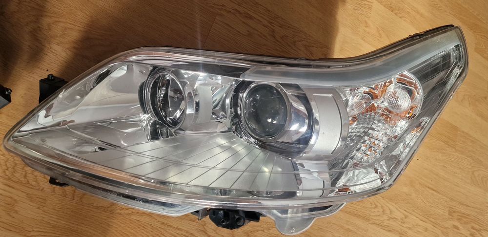 Reflektor lewy/prawy bixenon skrętny  citroen c4