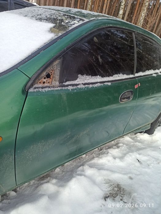 Продам двері на мазду 323f хороший стан