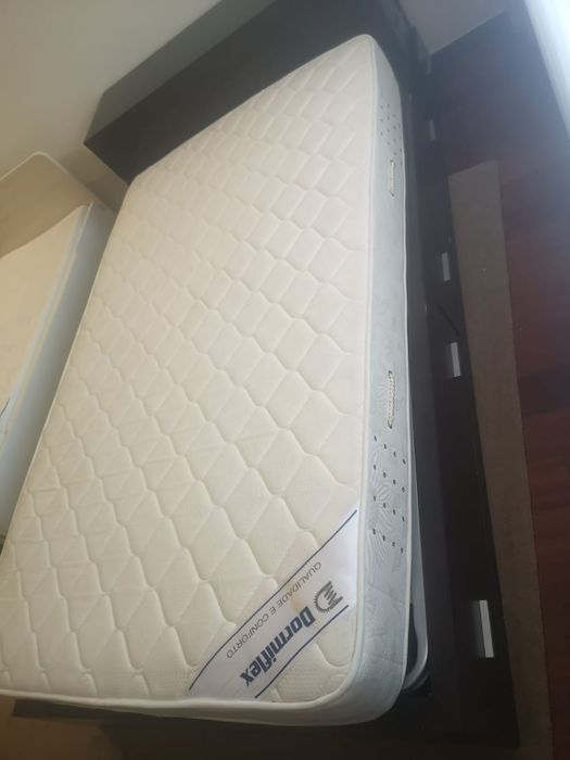Cama com aparador e secretária com móvel superior