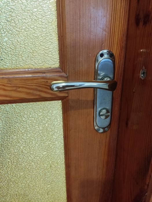 продаються двері соснові ,під стіклом коробка ,обналічна  замок стан н