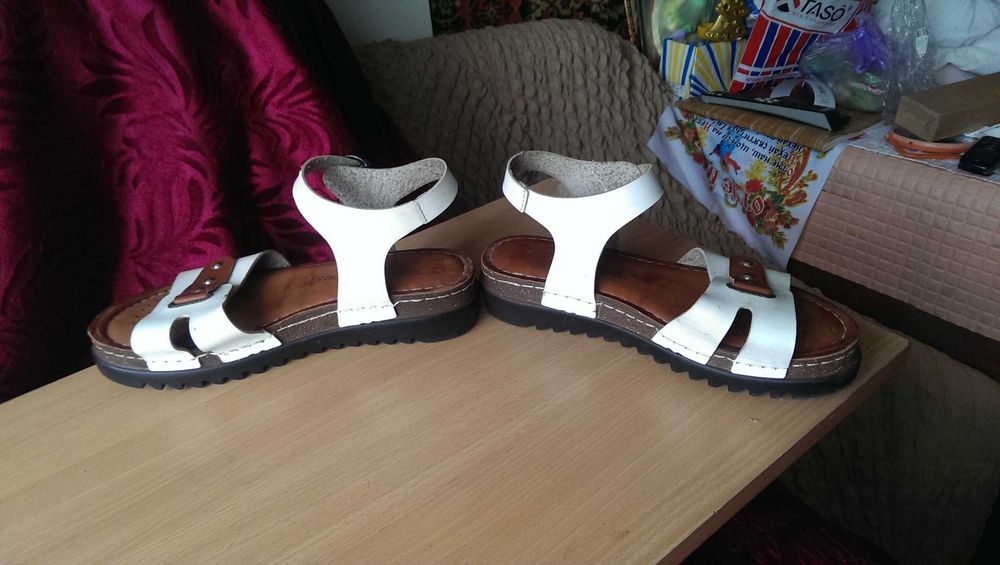 Женские Качественные кожаные сандалии босоножки Tina Shoes 38-го размера, имеют  анатомическую стельку и ребристую подошву