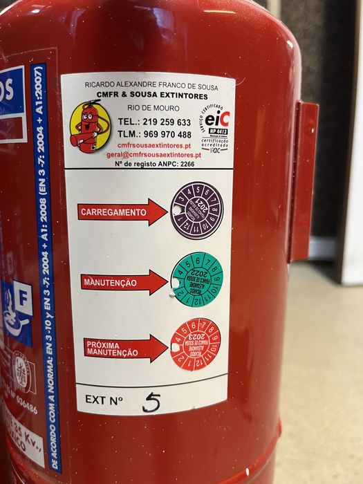 2 Extintores (manutenção em dia até Março 2023)