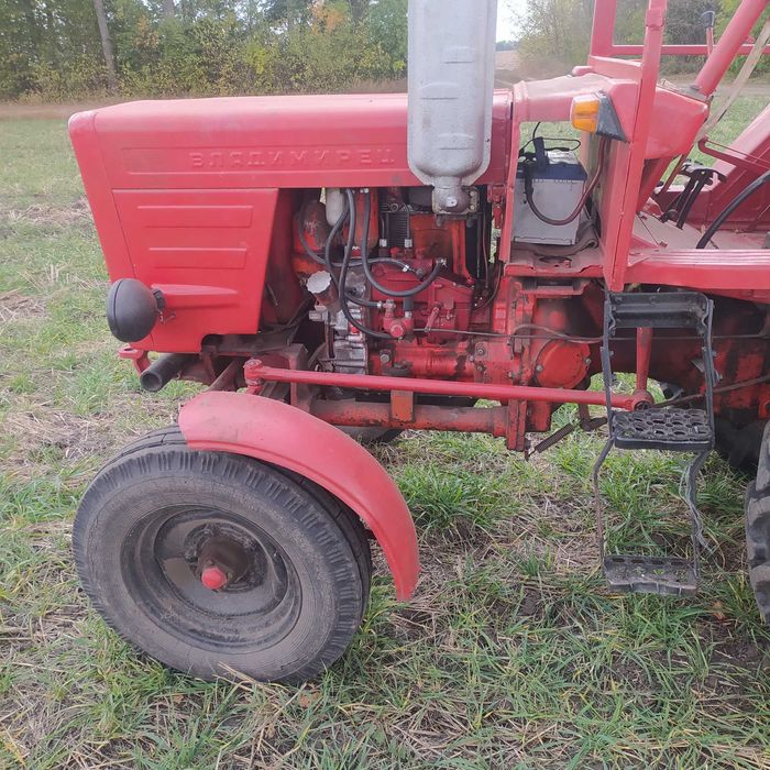 Трактор т25 з причепом та плугом.