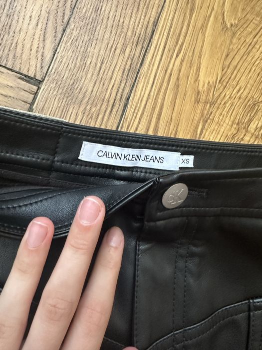 Чорна кожана спідниця