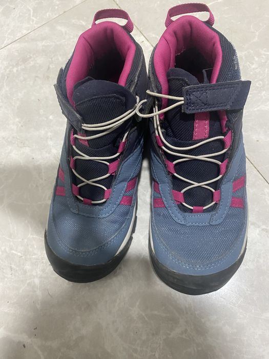 Estou a vender estas botas novas da marca Quechua  tamanho33 obrigada.