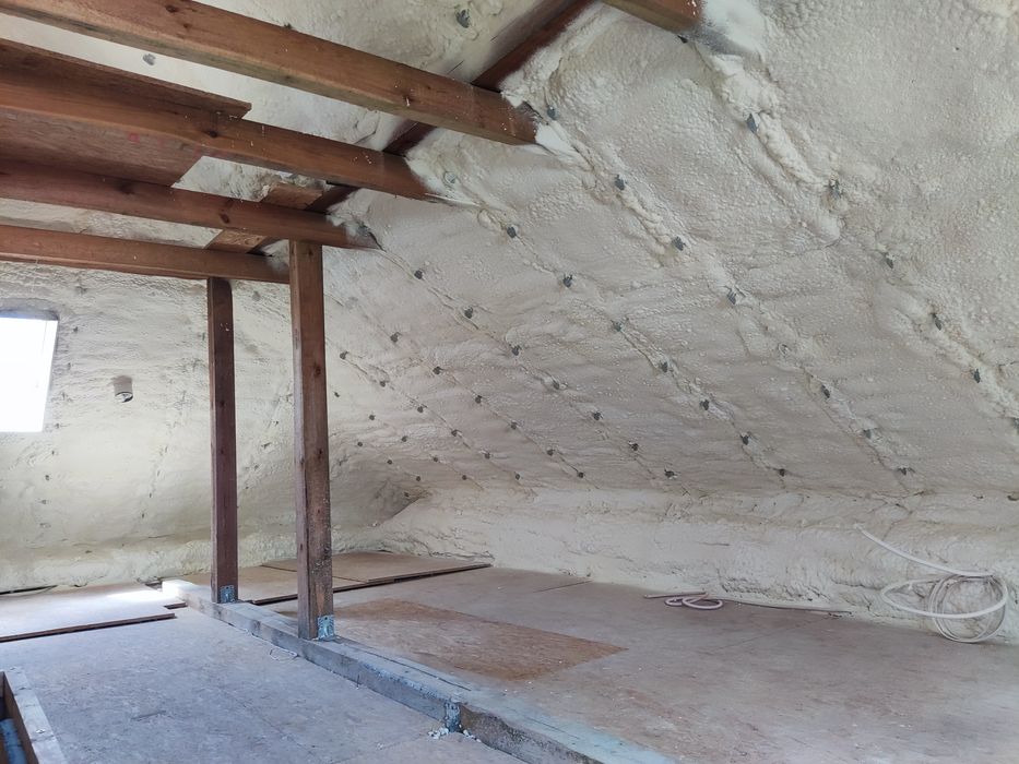 Ocieplanie Pianą/Pianką PUR dachu i poddasza - Izolacje Natryskowe hal